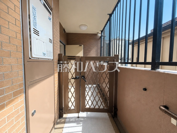 玄関 【ライオンズマンション小平美園町】プライベートポーチは安心感がありますね。 玄関 【ライオンズマンション小平美園町】プライベートポーチは安心感がありますね。