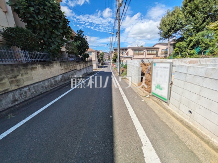 接道状況および現場風景 【杉並区上井草2丁目】良い物件をゲットするためには早め早めのチェックをおすすめ致します。未完成の今のうちにぜひお問合せ下さいませ! /撮影日2026/09/14