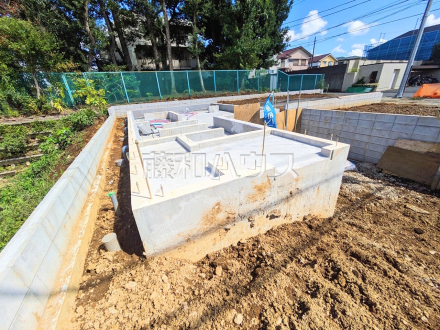 外観 【杉並区上井草2丁目】まだまだ建築中ですが、ぜひ現地をご覧になりませんか?基礎・上棟の状態は建築中にしかご覧になれません!/撮影日2026/09/14