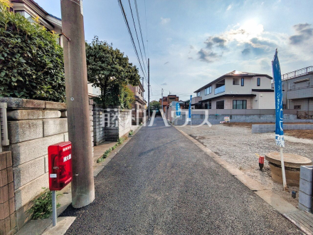 接道状況および現場風景 【西東京市緑町2丁目】 建物のプレゼンをさせていただきますので、実際の完成イメージを思い描いていただくことができます。お気軽にお問合せ下さい。 /撮影日2026/07/24