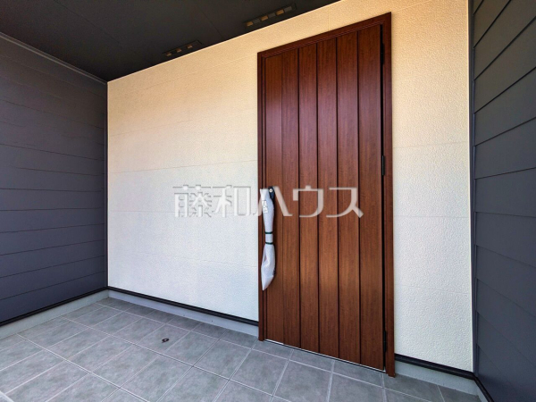 2号棟 玄関 【所沢市小手指南2丁目】ぜひ実物をご覧いただきたく思います。喜んでご案内いたしますのでお気軽にお問合せ下さい。 2号棟 玄関 【所沢市小手指南2丁目】ぜひ実物をご覧いただきたく思います。喜んでご案内いたしますのでお気軽にお問合せ下さい。