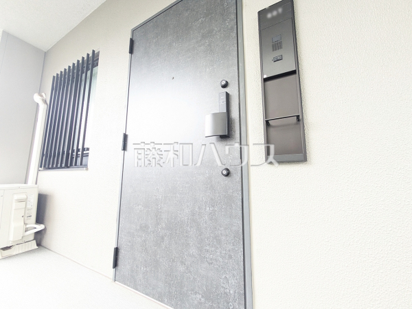 玄関 【プレシス豊田レジデンス】玄関前を通る人が少ない角部屋は、静かでプライバシーを確保しやすくなります。 玄関 【プレシス豊田レジデンス】玄関前を通る人が少ない角部屋は、静かでプライバシーを確保しやすくなります。