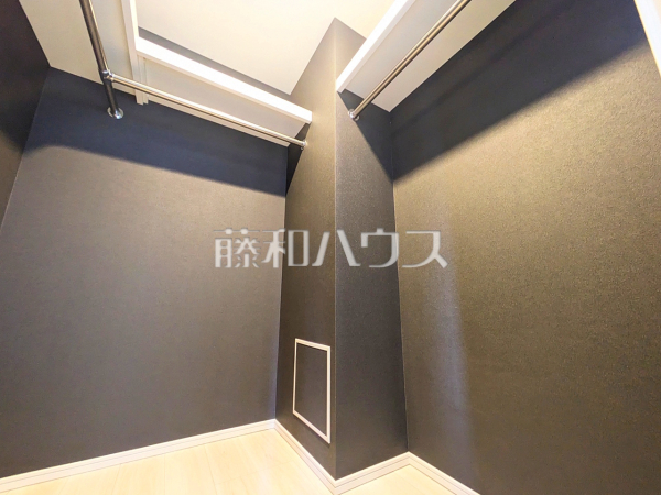 ウォークインクローゼット 【プレシス豊田レジデンス】大容量のウォークインクローゼットでお部屋をスッキリきれいに保てます。 ウォークインクローゼット 【プレシス豊田レジデンス】大容量のウォークインクローゼットでお部屋をスッキリきれいに保てます。