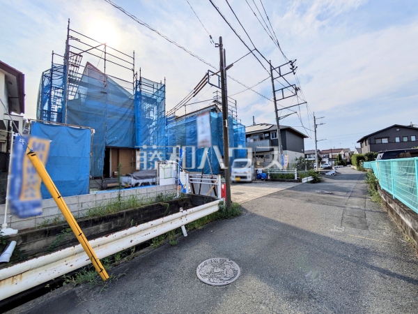 接道状況および現場風景 【日野市大字日野】充実した新たな生活を、「あったらいいな」がある、この地から始めてみませんか?鮮やかな青空と暮らすこの土地で・・・。 接道状況および現場風景 【日野市大字日野】充実した新たな生活を、「あったらいいな」がある、この地から始めてみませんか?鮮やかな青空と暮らすこの土地で・・・。