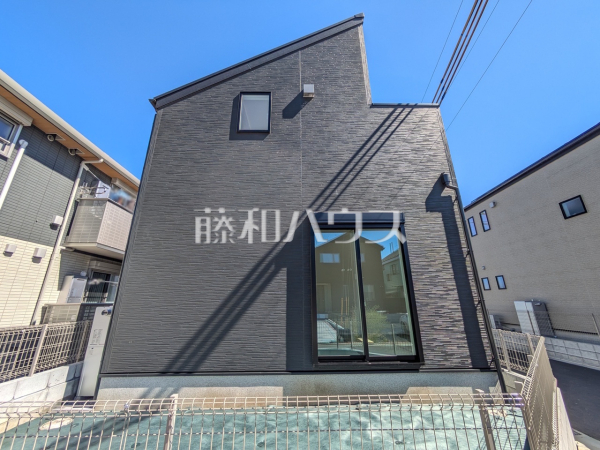 1号棟 外観 【日野市大字日野】 モノトーンを中心とした配色の現代的なデザイン。直線的ですっきりとしたデザインが、お客様のお住まいを都会的に印象づけます。 1号棟 外観 【日野市大字日野】 モノトーンを中心とした配色の現代的なデザイン。直線的ですっきりとしたデザインが、お客様のお住まいを都会的に印象づけます。
