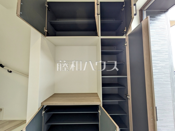 1号棟 玄関収納 【日野市大字日野】靴だけでなく、お手入れ用品やお子様の遊び用具も収納できる大容量のシューズボックスを設置。すっきりとした空間でお客様をお迎えできます。 1号棟 玄関収納 【日野市大字日野】靴だけでなく、お手入れ用品やお子様の遊び用具も収納できる大容量のシューズボックスを設置。すっきりとした空間でお客様をお迎えできます。