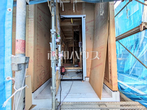 1号棟 玄関 【日野市大字日野】建物のプレゼンをさせていただきますので、実際の完成イメージを思い描いていただくことができます。お気軽にお問合せ下さい。 1号棟 玄関 【日野市大字日野】建物のプレゼンをさせていただきますので、実際の完成イメージを思い描いていただくことができます。お気軽にお問合せ下さい。