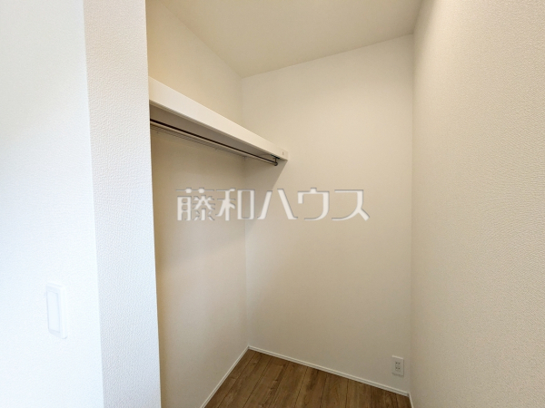 2号棟 ウォークインクローゼット 【日野市大字日野】 収納量ばっちりのウォークインクローゼット!この機会に古い家具とはお別れできるかも!? 2号棟 ウォークインクローゼット 【日野市大字日野】 収納量ばっちりのウォークインクローゼット!この機会に古い家具とはお別れできるかも!?