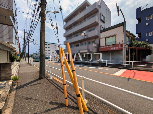 接道状況および現場風景(現況:古屋有) 【東久留米市大門町1丁目】 建物のプレゼンをさせていただきますので、実際の完成イメージを思い描いていただくことができます。お気軽にお問合せ下さい。 接道状況および現場風景(現況:古屋有) 【東久留米市大門町1丁目】 建物のプレゼンをさせていただきますので、実際の完成イメージを思い描いていただくことができます。お気軽にお問合せ下さい。
