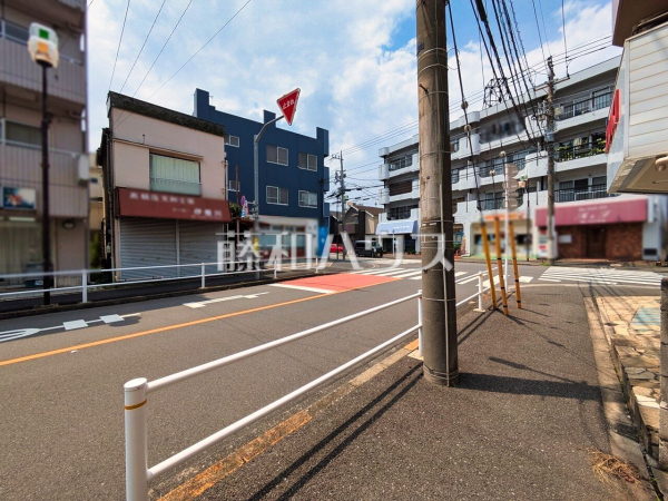 接道状況および現場風景(現況:古屋有) 【東久留米市大門町1丁目】西武池袋線 東久留米駅 徒歩8分 接道状況および現場風景(現況:古屋有) 【東久留米市大門町1丁目】西武池袋線 東久留米駅 徒歩8分