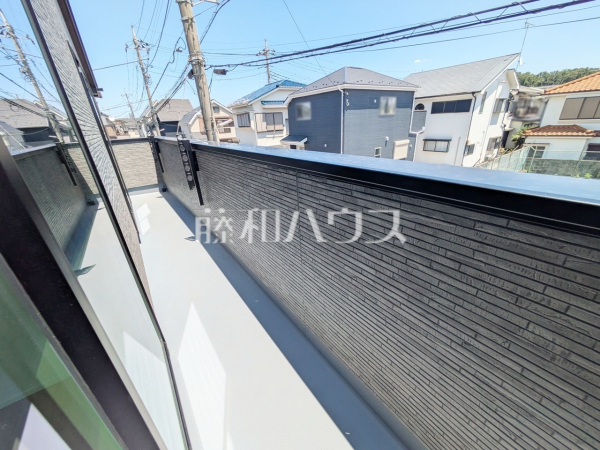 洗濯物やシーツ類など干すのに便利な広さのバルコニー♪ 【新座市野火止3丁目】 洗濯物やシーツ類など干すのに便利な広さのバルコニー♪ 【新座市野火止3丁目】