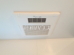 2号棟 浴室換気乾燥機 【八王子市楢原町】換気機能によってバスルーム内のカビの発生を抑制できます。夜間や雨天時の洗濯物の乾燥に便利な乾燥機能も装備。 2号棟 浴室換気乾燥機 【八王子市楢原町】換気機能によってバスルーム内のカビの発生を抑制できます。夜間や雨天時の洗濯物の乾燥に便利な乾燥機能も装備。