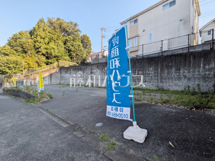 現地写真 【八王子市小宮町】
季節を問わず賑わいをみせる街を背景に広がる閑静な住宅エリア。天高い青空を見上げて建つ姿は、静かな住宅街に溶け込みながらやさしい香りを放つことでしょう。 /撮影日2026/07/10