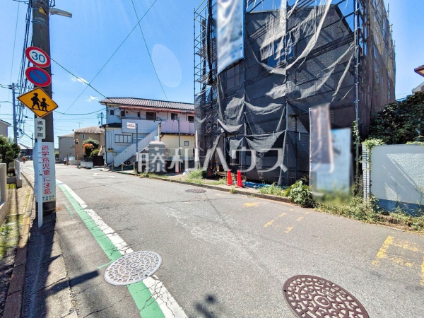 接道状況および現場風景 【東久留米市小山4丁目】ぜひ実物をご覧いただきたく思います。喜んでご案内いたしますのでお気軽にお問合せ下さい。 接道状況および現場風景 【東久留米市小山4丁目】ぜひ実物をご覧いただきたく思います。喜んでご案内いたしますのでお気軽にお問合せ下さい。