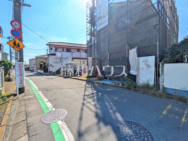 接道状況および現場風景 【東久留米市小山4丁目】ぜひ実物をご覧いただきたく思います。喜んでご案内いたしますのでお気軽にお問合せ下さい。 接道状況および現場風景 【東久留米市小山4丁目】ぜひ実物をご覧いただきたく思います。喜んでご案内いたしますのでお気軽にお問合せ下さい。