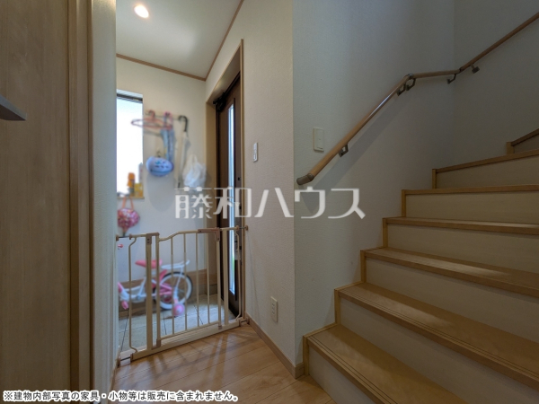 玄関/階段 【小平市小川町1丁目】 玄関/階段 【小平市小川町1丁目】