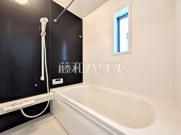 2号棟 窓付き浴室はしっかり換気ができていつも清潔に、毎日のバスタイムが楽しみになります。 【志木市下宗岡2丁目】 2号棟 窓付き浴室はしっかり換気ができていつも清潔に、毎日のバスタイムが楽しみになります。 【志木市下宗岡2丁目】