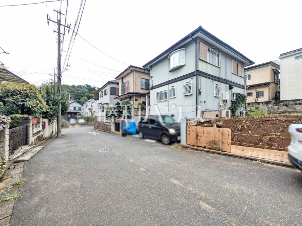 接道状況および現場風景 【新座市野寺3丁目】前面道路は約5.9あり、車の出し入れもしやすいです 接道状況および現場風景 【新座市野寺3丁目】前面道路は約5.9あり、車の出し入れもしやすいです