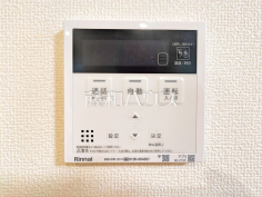 浴室給湯リモコン追焚き機能付きなので、生活時間の違う家族に便利です。 浴室給湯リモコン追焚き機能付きなので、生活時間の違う家族に便利です。