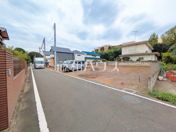 接道状況および現場風景 【東久留米市南沢5丁目】 建物のプレゼンをさせていただきますので、実際の完成イメージを思い描いていただくことができます。お気軽にお問合せ下さい。 接道状況および現場風景 【東久留米市南沢5丁目】 建物のプレゼンをさせていただきますので、実際の完成イメージを思い描いていただくことができます。お気軽にお問合せ下さい。
