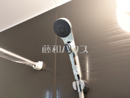 スイッチ付シャワーヘッド 【武蔵村山市大南4丁目】 浴室のシャワーは手元で止水ができるスイッチ付シャワーヘッドにより、さらに節水効果がアップします。/撮影日2026/10/15