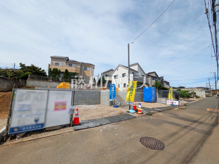 接道状況および現場風景 【東久留米市南沢3丁目】周辺には幼稚園・保育園や公園があり、子育て中のご家族にとって嬉しい環境です♪/撮影日2026/08/28