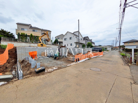 接道状況および現場風景 【東久留米市南沢3丁目】 見学はしたいけど、なかなか時間が取れない・・・そんな方に出勤前や仕事終わりにマイホームを見学できるサポートをいたします。 /撮影日2026/07/06