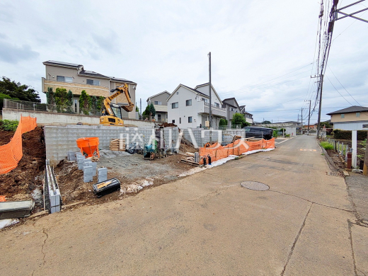 接道状況および現場風景 【東久留米市南沢3丁目】 見学はしたいけど、なかなか時間が取れない・・・そんな方に出勤前や仕事終わりにマイホームを見学できるサポートをいたします。