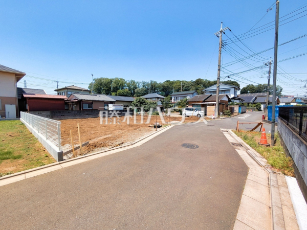 接道状況および現場風景 【所沢市大字上安松】 見学はしたいけど、なかなか時間が取れない・・・そんな方に出勤前や仕事終わりにマイホームを見学できるサポートをいたします 接道状況および現場風景 【所沢市大字上安松】 見学はしたいけど、なかなか時間が取れない・・・そんな方に出勤前や仕事終わりにマイホームを見学できるサポートをいたします