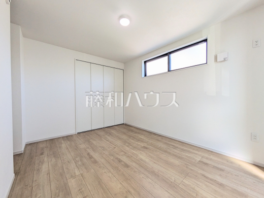 居室 木目が美しいウッディなフローリングの居室は、穏やかで心安らぐ空間となるでしょう。 【国分寺市富士本1丁目】