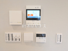 TVモニター付インターホン・床暖房スイッチなど 【セボン千歳烏山】
日々の生活を豊かに、暮らしを心地良くする先進の設備 TVモニター付インターホン・床暖房スイッチなど 【セボン千歳烏山】
日々の生活を豊かに、暮らしを心地良くする先進の設備