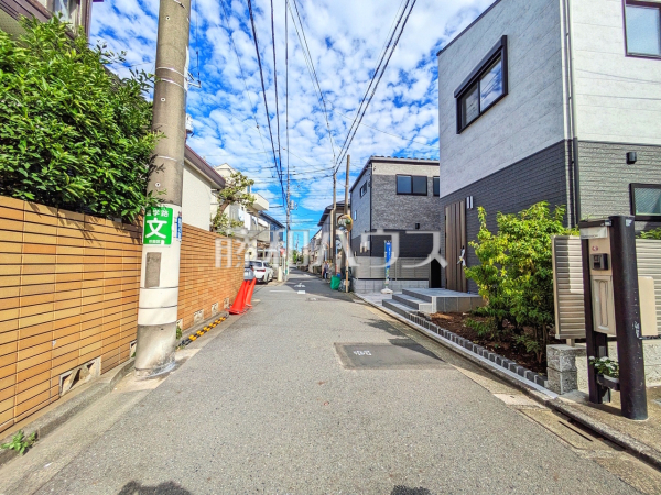 接道状況および現場風景 【杉並区下高井戸4丁目】 接道状況および現場風景 【杉並区下高井戸4丁目】