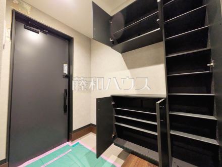 玄関収納 【八王子市高倉町】トールタイプのシューズボックスはたくさんある靴を収納でき、玄関をスッキリ綺麗な空間に保てます/撮影日2026/09/18