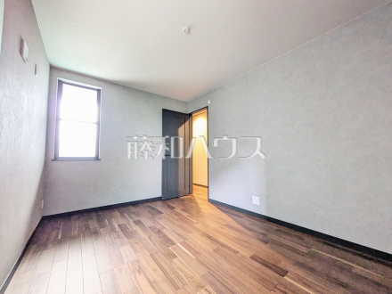 居室 【八王子市高倉町】木目が美しいウッディなフローリングの居室は、穏やかで心安らぐ空間となるでしょう。/撮影日2026/09/18
