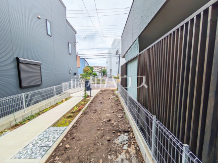 接道状況および現場風景 【八王子市高倉町】道路から奥まった住まいは、車や人通りも気にならずプライバシーの確保された住空間を保つことができます。/撮影日2026/09/18