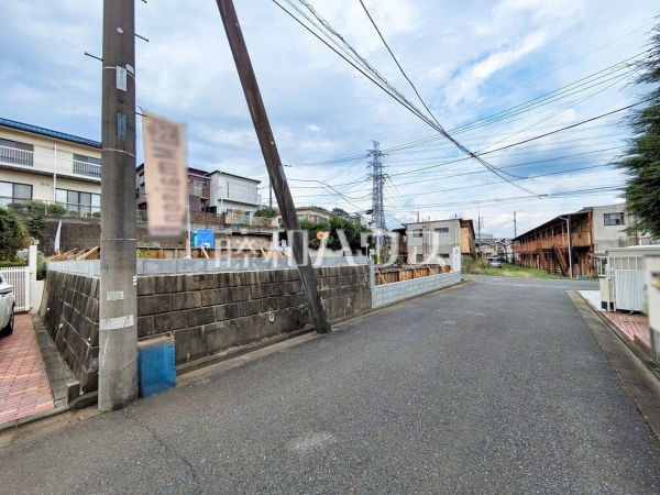 接道状況および現場風景 【日野市旭が丘1丁目】 接道状況および現場風景 【日野市旭が丘1丁目】