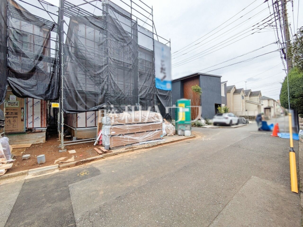 接道状況および現場風景 【東久留米市南沢5丁目】 順調に工事が進んでいます。実際の街並みの様子が段々見えて参りました。ぜひ実際に現地をご見学下さいませ。 接道状況および現場風景 【東久留米市南沢5丁目】 順調に工事が進んでいます。実際の街並みの様子が段々見えて参りました。ぜひ実際に現地をご見学下さいませ。