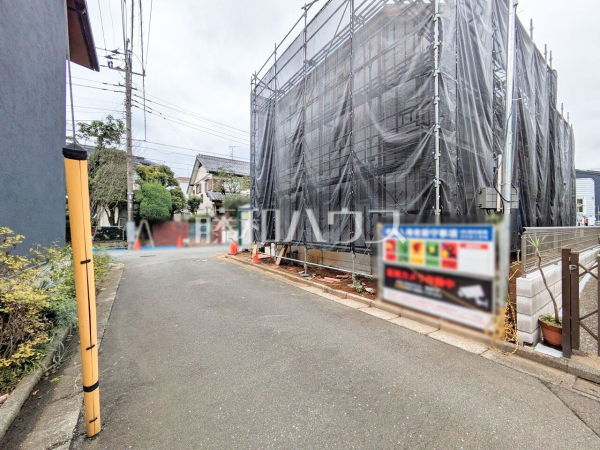 接道状況および現場風景 【東久留米市南沢5丁目】 建物のプレゼンをさせていただきますので、実際の完成イメージを思い描いていただくことができます。お気軽にお問合せ下さい。 接道状況および現場風景 【東久留米市南沢5丁目】 建物のプレゼンをさせていただきますので、実際の完成イメージを思い描いていただくことができます。お気軽にお問合せ下さい。