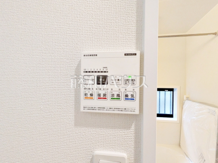B号棟 浴室乾燥機リモコン 【三鷹市新川4丁目】 浴室換気乾燥機は梅雨の時期等、なかなか乾かない洗濯物を干すのに役立ちます!/撮影日2026/10/11