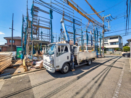 接道状況および現場風景 【立川市若葉町1丁目】 周辺環境はもちろん日当たりや設備仕様など実際に行ってみないと分からないことも多くございます。営業担当がご案内いたしますので、お気軽にお問い合わせください /撮影日2026/08/25