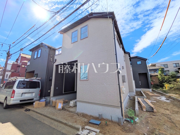 足場が外れて実際の外観が見えてきました。完成までもう少しです。 【練馬区桜台1丁目】 足場が外れて実際の外観が見えてきました。完成までもう少しです。 【練馬区桜台1丁目】