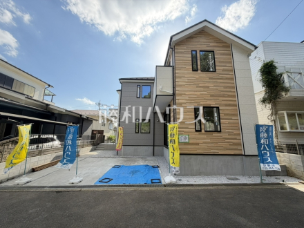 外観 【日野市百草】
ご家族ぞれぞれの思い出と、どこまでも広がる空を独り占め!晴れ渡った青空の袂に、暖かな光に包まれ四季折々の風を感じる、幸せの空間がここに。 /撮影日2026/10/15