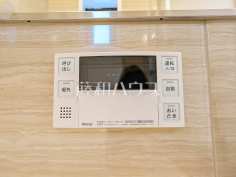給湯器リモコン 【朝日マンション国領】自動お湯張りや追いだき機能など、充実したバスタイムをサポートする設備が整っています。温度調節もボタンひとつで簡単です。 給湯器リモコン 【朝日マンション国領】自動お湯張りや追いだき機能など、充実したバスタイムをサポートする設備が整っています。温度調節もボタンひとつで簡単です。