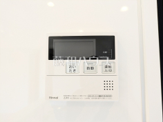 給湯器リモコン 【朝日マンション国領】自動お湯張りや追いだき機能など、充実したバスタイムをサポートする設備が整っています。温度調節もボタンひとつで簡単です。 給湯器リモコン 【朝日マンション国領】自動お湯張りや追いだき機能など、充実したバスタイムをサポートする設備が整っています。温度調節もボタンひとつで簡単です。