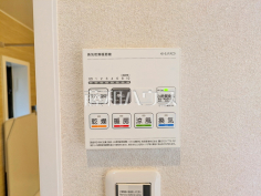 浴室乾燥機リモコン 【朝日マンション国領】浴室には暖房機能を備えているので、冬の寒い時期には入浴前に予備暖房をすることで急激な温度変化によるヒートショックの防止にも役立ちます。 浴室乾燥機リモコン 【朝日マンション国領】浴室には暖房機能を備えているので、冬の寒い時期には入浴前に予備暖房をすることで急激な温度変化によるヒートショックの防止にも役立ちます。