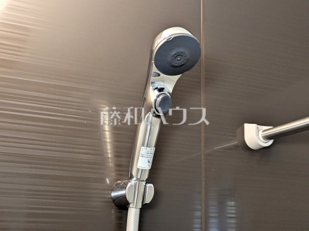 スイッチ付シャワーヘッド 【立川市砂川町1丁目】 浴室のシャワーは手元で止水ができるスイッチ付シャワーヘッドにより、さらに節水効果がアップします。/撮影日2026/07/23