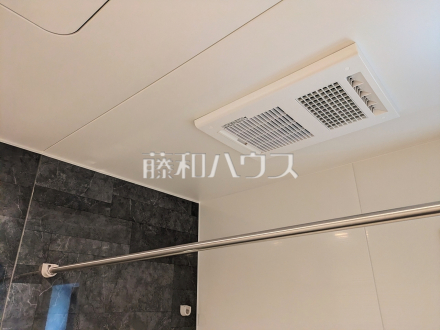 浴室換気乾燥機 【国分寺市富士本1丁目】 換気機能によってバスルーム内のカビの発生を抑制できます。夜間や雨天時の洗濯物の乾燥に便利な乾燥機能も装備。/撮影日2026/08/06