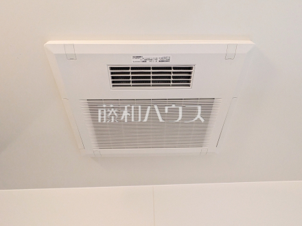 B号棟 浴室換気乾燥機 【八王子市富士見町】 換気機能によってバスルーム内のカビの発生を抑制できます。夜間や雨天時の洗濯物の乾燥に便利な乾燥機能も装備。/撮影日2026/10/09