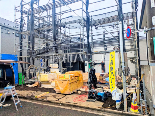 ≪現地外観≫ 2台駐車可能なカースペース(車種による)は、車を置かない際には自転車を置いたり、フリースペースとしても有効活用できます。【府中市西原町4丁目】