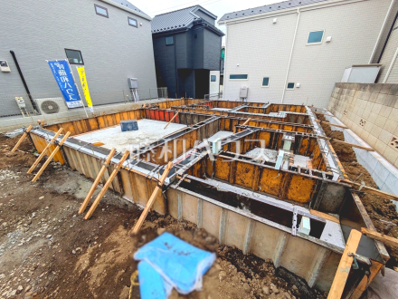 ≪現地外観≫大きなソファーを置いても圧迫感がない約20.5帖の広々LDKプラン【府中市西原町4丁目】/撮影日2026/08/29